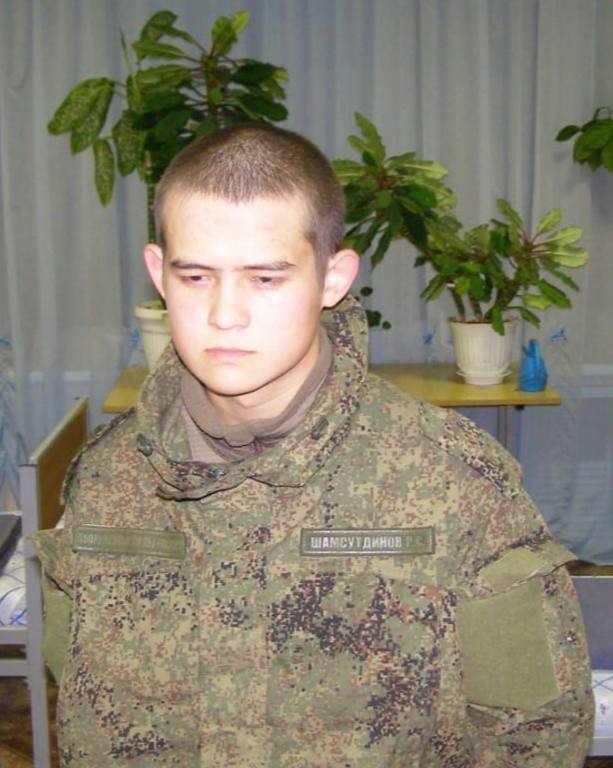 Осужденного на 24 5 года за убийство сослуживцев Шамсутдинова не берут на СВО сообщил его адвокат Он с 2022 года много раз просил через колонию хотел пойти на СВО писал письма в последний раз в прошлом году но ответов нет 25 октября 2019 года Шамсутдинов открыл стрельбу при сдаче караула Погибли восемь человек еще двое были тяжело ранены Сам бывший срочник объяснил свой поступок неуставными отношениями в войсковой части