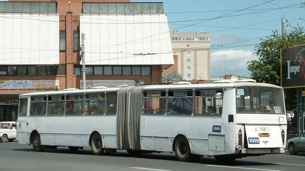В Омск возвращаются легендарные гармошки Мэрия планирует возобновить закупку сочленённых автобусов особо большого класса Как сообщили власти 24 таких машины должны пополнить парк в 2027 году Масштабное обновление начнется еще раньше в 2026 году город закупит 134 единицы транспорта 52 средних и 82 больших автобуса Провозная способность транспорта вырастет на 10 Это должно решить проблему давки и сделать поездки в часы пик комфортнее Подписаться на Говорящий Омск Читать нас в MAX Фото fotobus msk ru