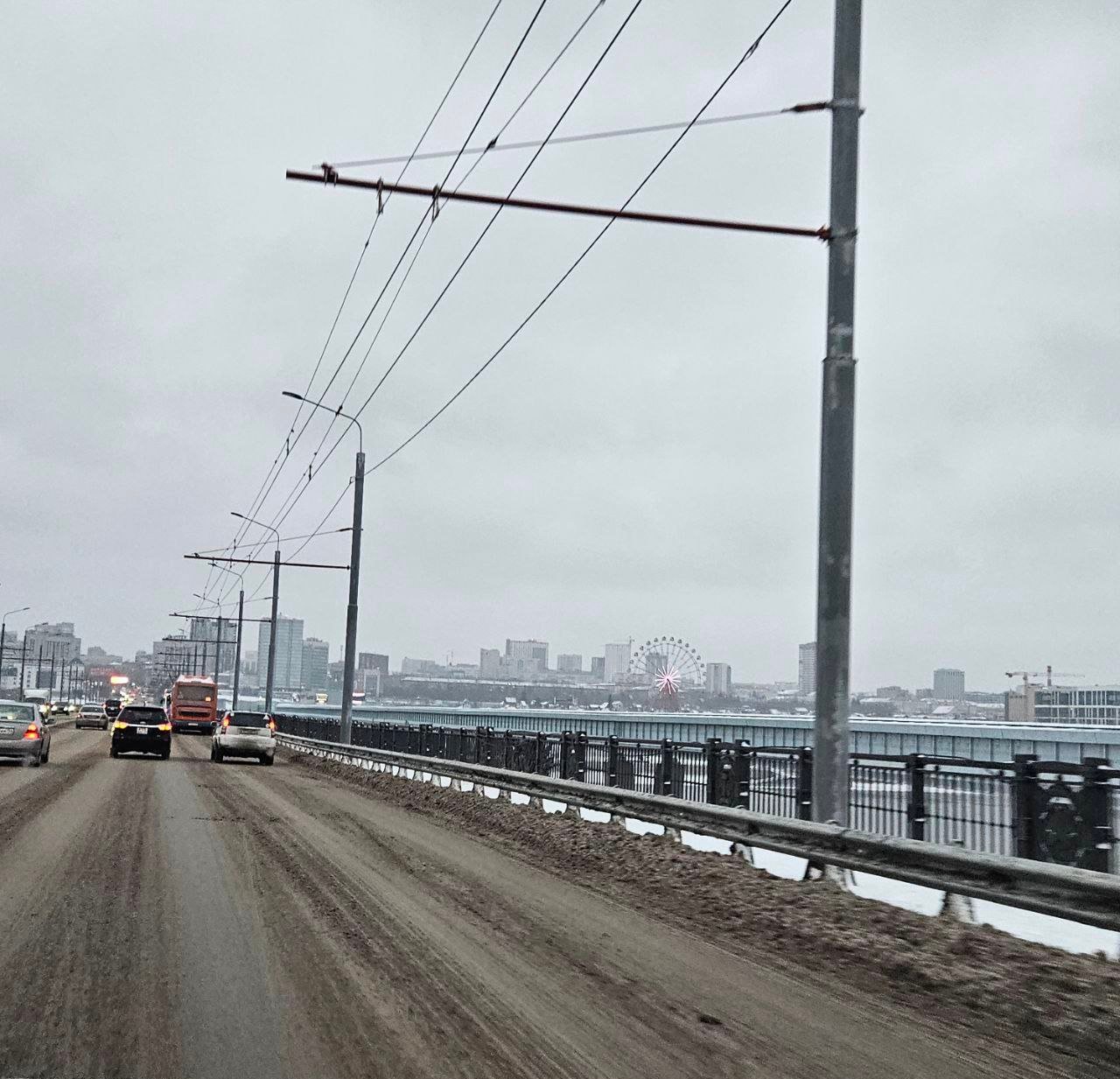 Тротуары на Октябрьском мосту вновь доступны для пешеходов.   МКУ «Гормост» напоминает, что тротуары для пешеходов были закрыты с ноября 2022 года.   При ремонте Октябрьского моста были полностью демонтированы старые тротуары, обновлена тротуарная консоль. Старое пешеходное ограждение заменено.  Тротуары будут доступны без ограничений весь зимний период.