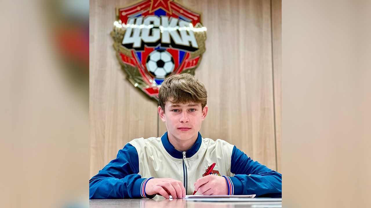 Юный футболист из Улан-Удэ подписал контракт с ЦСКА 15-летний футболист Артем Леляев подписал контракт с ЦСКА. С прошлого года подросток играет в составе сборной России U15. Как сообщили в улан-удэнской спортивной школе №6, соглашение рассчитано до конца 2027 года. В текущем сезоне ЮФЛ-2 Артем забил семь мячей и отдал четыре голевые передачи в восьми матчах. Напомним, Артем Леляев попал в сборную страны в прошлом году. Его спортивная карьера началась в 2019 году. Тогда мальчика заметили на первенстве детской футбольной лиги Бурятии для команд из районов. Там его заметил руководитель ДФЛ Бурятии и тренер республиканской команды 2009 года Сергей Лоскутников. Молодого таланта пригласили тренироваться в клуб «Голеадор», а затем и в «Бурятию-2009». В составе республиканской команды Артем выступал на первенствах СФО и ДФО, где на него обратили внимание скауты московского ЦСКА. Затем его зачислили в академию клуба. За ЦСКА юный футболист забил 8 голов и сделал 5 голевых передач. Так, Артем попал в резервный состав национальной команды до 15 лет.