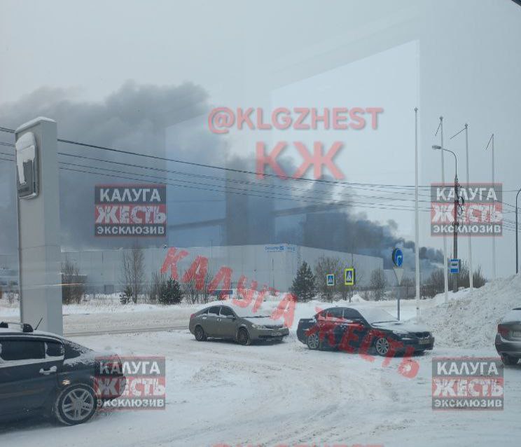 Мощный пожар начался на бывшем автомобильном заводе Volkswagen в Калуге По данным Mash площадь пожара около 4000 квадратных метров Все началось с возгорания пластика в кузовном цеху Далее огонь распространился на пенопласт используемый во внутренней облицовке здания newsEconomics