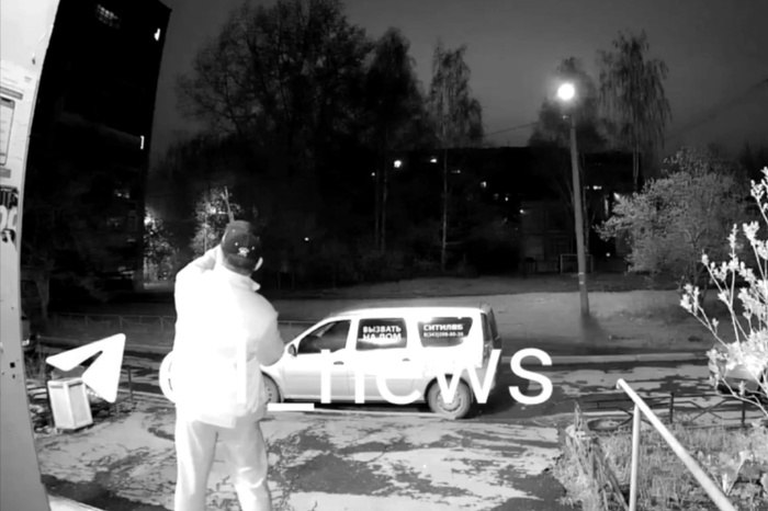 Екатеринбуржец открыл стрельбу из автомата у подъезда В ночь на 11 мая на Высоцкого, 8 мужчина открыл стрельбу из автомата. Он направил оружие в небо. — Вверх поднимай, на курок нажимай. Вот так, да, — подбадривал стрелявшего его приятель. Мужчины после стрельбы начинают хохотать. Вот только местные жители не разделили их радость и обратились в полицию. — Информация о происшествии зарегистрирована в отделе полиции № 2. Сотрудники территориального ОВД устанавливают личности мужчин, причастных к инциденту. По результатам проверки будет принято соответствующее решение, — отметили в пресс-группе УМВД Екатеринбурга.