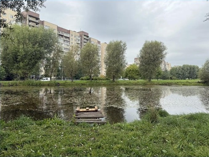 Губернатор Петербурга Александр Беглов провел личный прием граждан и дал ряд поручений профильным комитетам По просьбе жителей он распорядился привести в порядок Карпатский сквер во Фрунзенском районе Полный комплекс работ по благоустройству проведут до декабря 2025 года Юсуповский сад обзаведется новой детской площадкой Ее построят с большим количеством оборудования для детей разных возрастов Сдать объект должны до этого ноября На проспекте Энергетиков появится филиал женской консультации В отремонтированном помещении расположат кабинеты гинекологов УЗИ и процедурную Учреждение будет рассчитано на 50 посещений в смену Открытие запланировано до конца августа 2026 года В Приморском районе отремонтируют подземный тоннель на пересечении улиц Савушкина и Яхтенной Рядом с объектом расположены соцучреждения парк 300 летия и Лахта Центр Работы проведут до ноября следующего года Также глава города распорядился ускорить капремонт библиотеки имени Маяковского на Гражданском проспекте Учреждение оснастят современным оборудование Открытие запланировано к осени 2026 года Фото скриншот с видео Город Подпишись на Город