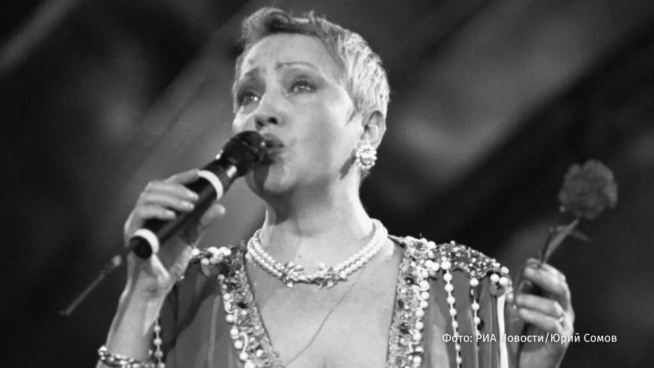 Певица Галина Ненашева скончалась на 86 м году жизни Заслуженная артистка России лауреат Песни года и международных конкурсов она оставила яркий след в истории отечественной эстрады и в сердцах миллионов слушателей написал в соцсетях телеведущий Андрей Малахов  Галина Ненашева советская и российская эстрадная певица заслуженная артистка России Среди ее самых популярных песен Белая лебедь Синева и Шум берез РЕН ТВ ждет вас в MAX