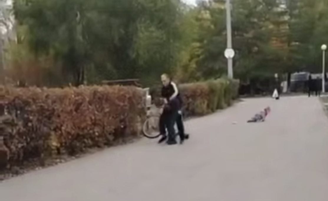 В Тольятти мужчина избил ногами подростка который задел велосипедом его дочь Возбуждено уголовное дело о хулиганстве В Тольятти возбуждено уголовное дело в отношении мужчины который избил подростка на улице 40 лет Победы В соцсетях появилось видео как рослый фигурант наносит удары ногами несовершеннолетнему ребенку держа его за шею За минуту до этого подросток на велосипеде случайно наехал на малолетнюю дочь агрессора Она упала и заплакала Мальчик не стал скрываться слез с велосипеда и направился в сторону пострадавшей Но отец ребёнка рассвирепел и не подняв сначала с асфальта плачущую девочку подошёл к мальчику и избил его По поручению руководителя СУ СК России по Самарской области Павла Олейника возбуждено дело по статье Хулиганство совершённое с применением насилия либо угрозой его применения п а ч 1 ст 213 УК РФ Проводится расследование
