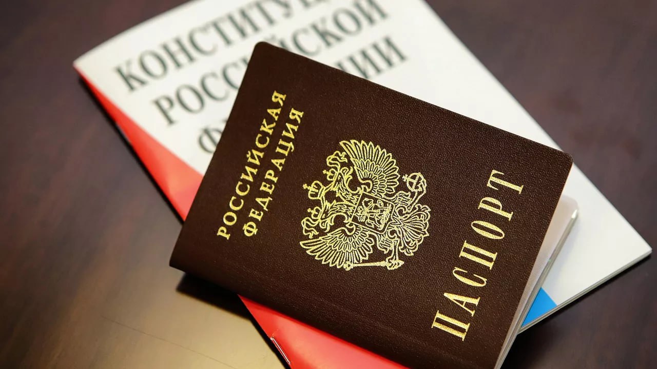 Штраф до 300 рублей грозит за незаконное изъятие паспорта гражданина РФ Административный штраф в размере от 100 до 300 рублей может быть наложен за незаконное изъятие паспорта гражданина Российской Федерации. Изъятие у гражданина РФ действительного паспорта не допускается в соответствии законом «О гражданстве РФ». Подробнее читайте по ссылке