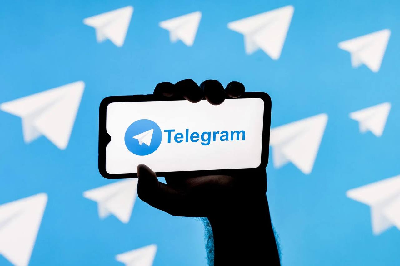 Telegram в России: 100 млн пользователей и рекордный рост  Во II квартале 2025 года аудитория мессенджера впервые превысила 100 млн пользователей. По данным МТС, в июле Telegram насчитывал 92,7 млн  +26% за год , WhatsApp   Meta признана экстремистской в РФ  - 93,5 млн  без роста .  62% пользователей заходят ежедневно, пик активности - с 12 до 15 часов.   Лидеры по охвату - Магадан  71% , Якутия и СПб  по 70% . Telegram добавляет по 60 тыс. новых пользователей в день.  #маркетинг #новостимаркетинга