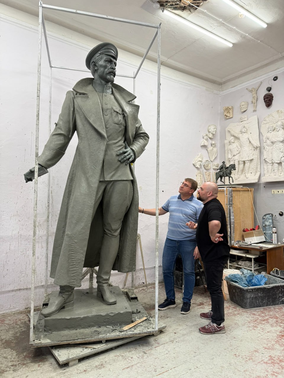 Омские казаки обратились к президенту с требованием снести памятник Дзержинскому В обращении подчеркивается, что установка монумента — «высшая степень цинизма», а сам Дзержинский назван одним из организаторов красного террора. Казаки считают, что подобные действия оскорбляют память миллионов жертв репрессий и ставят под сомнение саму идею «Русского мира». Атаман призвал не только отказаться от установки памятника, но и переименовать сквер, носящий имя Дзержинского. Официального ответа на обращение пока не последовало. Подписаться \ Прислать новость