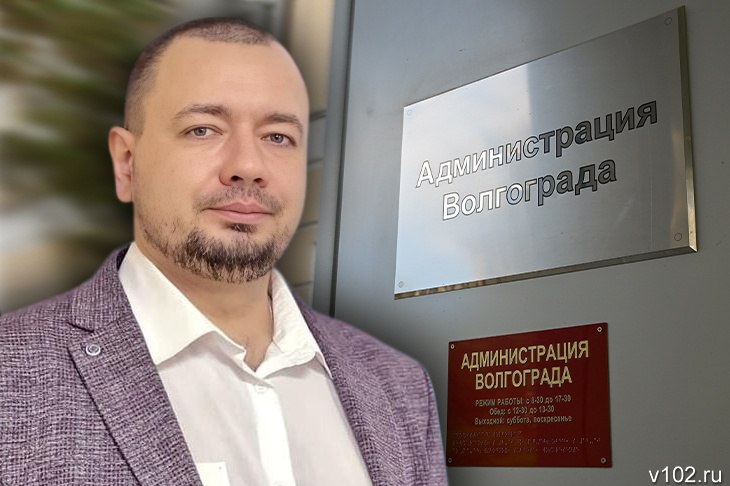 В администрации Волгограда произошли кадровые изменения. Как сообщает V102.RU, с 14 апреля к своим обязанностям приступили новый заместитель главы города Евгений Коробко и председатель комитета по информационной политике Максим Баннов. Евгений Коробко родился в 1982 году. Окончил ВолГТУ по специальности «Промышленное и гражданское строительство». С декабря прошлого года исполнял обязанности заместителя главы Волгограда. Баннов родился в 1983 году. Окончил ВолГУ по специальности «История». В администрацию города перешел из МКУ «Городской информационный центр». До марта 2022 года он руководил центром управления регионом. Коллаж V102.RU: Максим Баннов