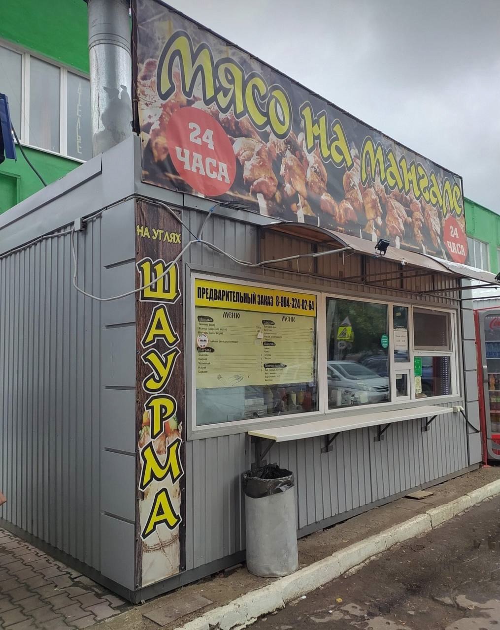 Шашлычная точка «Мясо на мангале», расположенная на улице 10-я Чередовая, дом № 17 в Омске, была закрыта Ленинским районным судом из-за многочисленных проблем с соблюдением санитарных норм  Поводом для закрытия послужили серьезные нарушения, зафиксированные сотрудниками регионального управления Роспотребнадзора во время планового эпидемиологического контроля.  Индивидуальный предприниматель Гинжул А. В., владелец точки, согласился с предъявленными обвинениями. Согласно статье 6.6 КоАП РФ  «Нарушение санитарных правил общественного питания» , суд назначил наказание в виде временного прекращения работы заведения сроком на три месяца – это даст предпринимателю время устранить замечания. Решение суда вступило в законную силу незамедлительно.  Читай Омск Первый  #Омск #Омскаяобласть #Омскновости #НовостиОмска #Омскаяобластьновости #новостиОмскойобласти #общепит #опасность