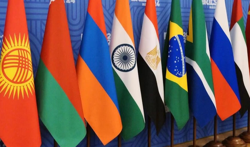 Доклад о международном сотрудничестве российских регионов в январе октябре 2025 года подготовили аналитики Центра развития региональной политики Авторы исследования выделили три группы регионов по уровню и качеству выстраивания взаимоотношений с иностранными партнерами Регионы зелёной зоны Краснодарский край Башкирия Ростовская область ведут активное международное сотрудничество демонстрируют высокие показатели в том числе благодаря серьезным лоббистским возможностям руководства регионов Регионы желтой зоны характеризуются средним уровнем международного взаимодействия Калининградская область Хабаровский край Дагестан сумевшие за последние полгода реализовать ряд проектов с иностранным бизнесом и государственными структурами Регионы красной зоны не используют свой экономический потенциал в должной мере Свердловская и Ленинградская области Красноярский край Крупнейшей страной с которой российские регионы поддерживают связи остается Китай Это взаимодействие активнее всего проявляется у регионов Дальнего Востока При этом нередко российские регионы заключают соглашения о сотрудничестве с отдельными китайскими провинциями В частности такую практику использовали Новосибирская область Хабаровский край и Башкирия