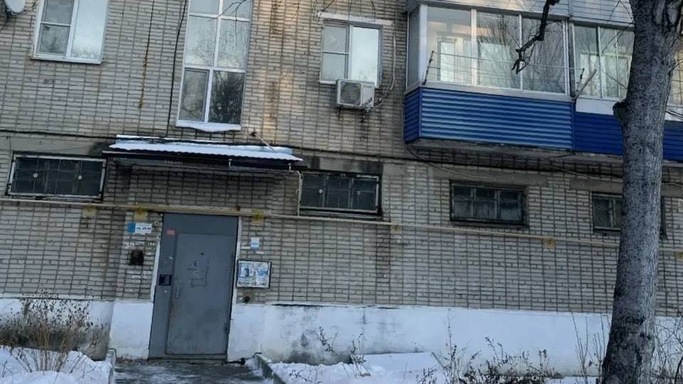 Шестилетняя девочка выпала из окна пятого этажа в Хабаровском крае В поселке Переяславка района имени Лазо шестилетняя девочка выпала из окна пятого этажа и с травмами доставлена в больницу По предварительным данным ребенок находился дома без присмотра взрослых вместе с младшей сестрой Прочитать статью полностью Подписаться на DVHAB   Написать в DVHAB