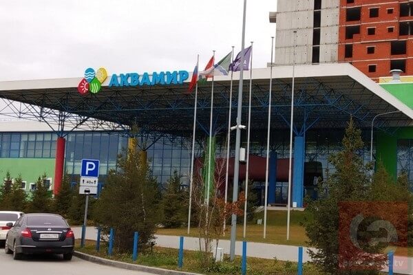 ФСБ расследовала дело новосибирского аквапарка с ущербом 4 млрд Следователи ФСБ России закончили работать по уголовному делу о хищении средств при эксплуатации аквапарка Аквамир который расположен в Новосибирске По оценкам силовиков сумма ущерба от махинаций составила порядка 4 миллиардов рублей Как сообщает издание Коммерсант в списке обвиняемых оказались сразу девять фигурантов включая известного новосибирского бизнесмена Эдуарда Тарана возглавляющего РАТМ Холдинг экс замминистра экономического развития НСО Наталью Муханову бывшего зампрокурора области и замглавы Агентства страхования вкладов Александра Попелюха конкурсного управляющего Дмитрия Воронина и других лиц участвовавших в коммерческой деятельности аквапарка Всем им инкриминируют 4 ст 159 УК особо крупное мошенничество в составе группы Теперь обвиняемые будут знакомиться с материалами уголовного дела объемом порядка 50 томов