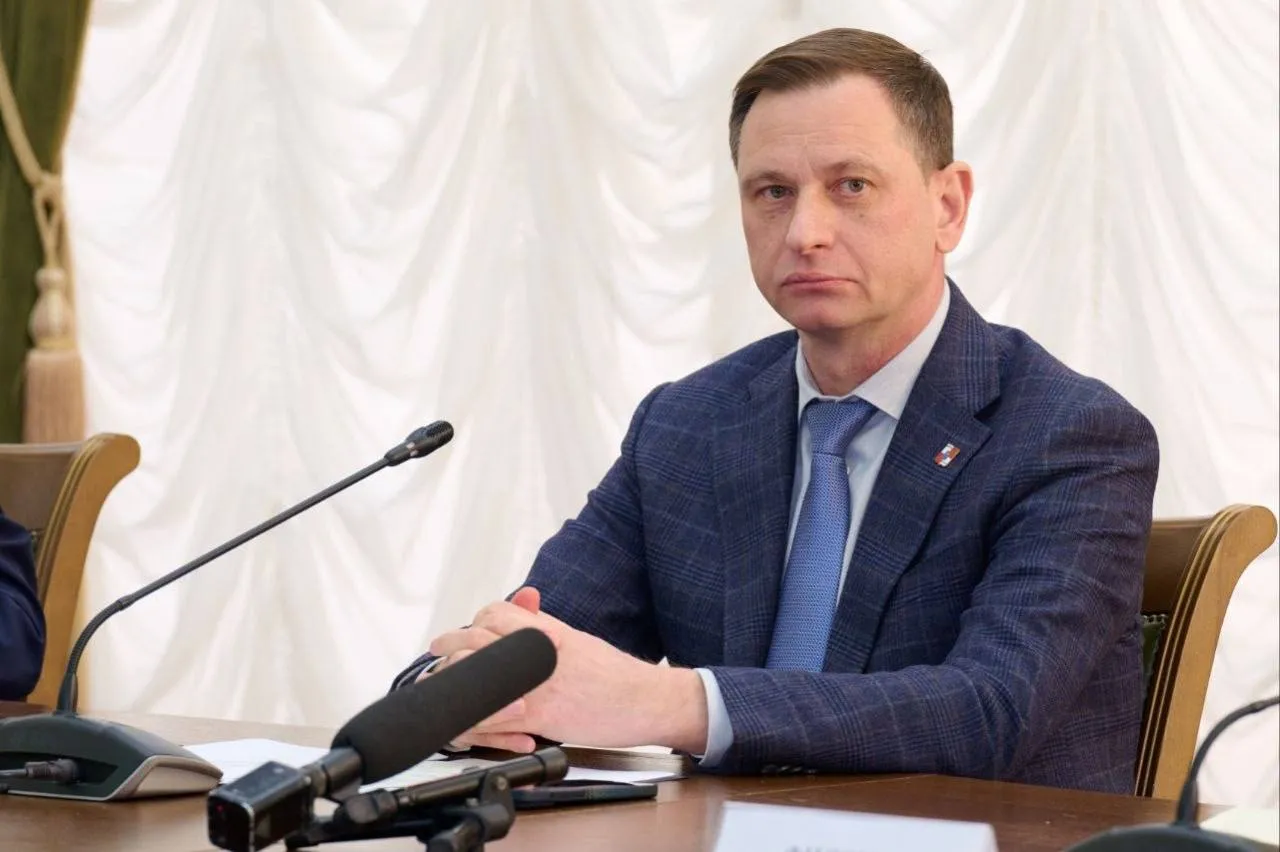 Мэр Сочи Андрей Прошунин принял участие в первом заседании нового состава Общественной палаты города Глава города поблагодарил членов палаты за активную жизненную позицию профессионализм и готовность сотрудничать с властью В ходе заседания были решены организационные вопросы единогласно переизбрана председатель палаты Надежда Козлова утверждены регламент структура и состав комиссий Работа направлена на диалог с жителями развитие самоуправления и поддержку социально значимых инициатив Новости Сочи 24 Мы в MAX