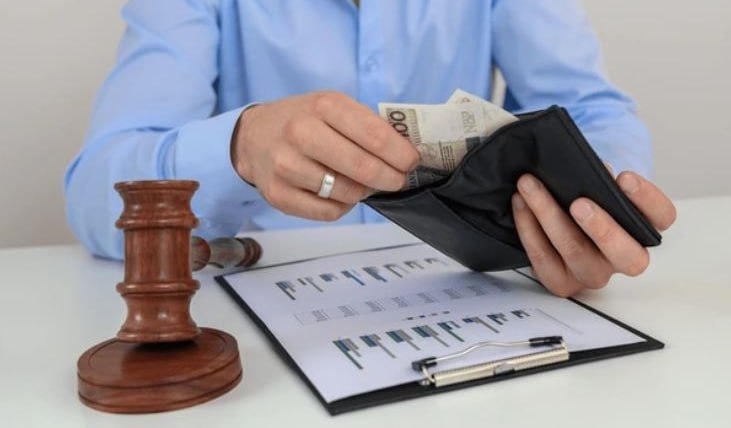 Минэкономразвития может внедрить процедуру досудебной санации должников Ведомство рассматривает возможность которая позволит им и кредиторам договориться о реструктуризации задолженности с минимизацией рисков этой сделки Инициатива может в ближайшее время появиться в законопроекте который был внесен в Госдуму еще в 2021 году Сейчас кредиторы также могут договориться о реструктуризации долга но такие сделки ненадежны так как если не удастся избежать банкротства то в процедуре сделки могут быть оспорены Также не предусматривается защита от подачи заявления о банкротстве кредитором который заключил соглашение о реструктуризации но позже передумал fatcat18