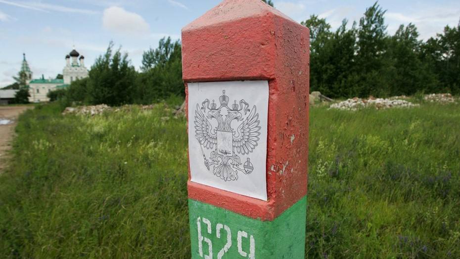 Новые правила въезда в Россию для иностранных граждан по QR-коду и с предварительной регистрацией, которые вступят в силу с 30 июня, затронут почти 60 тыс. "серопаспортников" Эстонии — обладателей серых паспортов, то есть лиц без гражданства. Это более 4% населения Эстонии, отмечает Postimees. Раньше большинство эстонских "серопаспортников" могли посещать Россию без оформления визы. С 30 июня для въезда в РФ иностранцы, въезжающие в Россию по безвизовому режиму, должны будут за 72 часа до прибытия пройти электронную регистрацию через приложение "Госуслуги RuID" и получить QR-код. Код потребуется предъявить на границе представителю пограничной службы при въезде. Евгений Асмолов/"ДП"