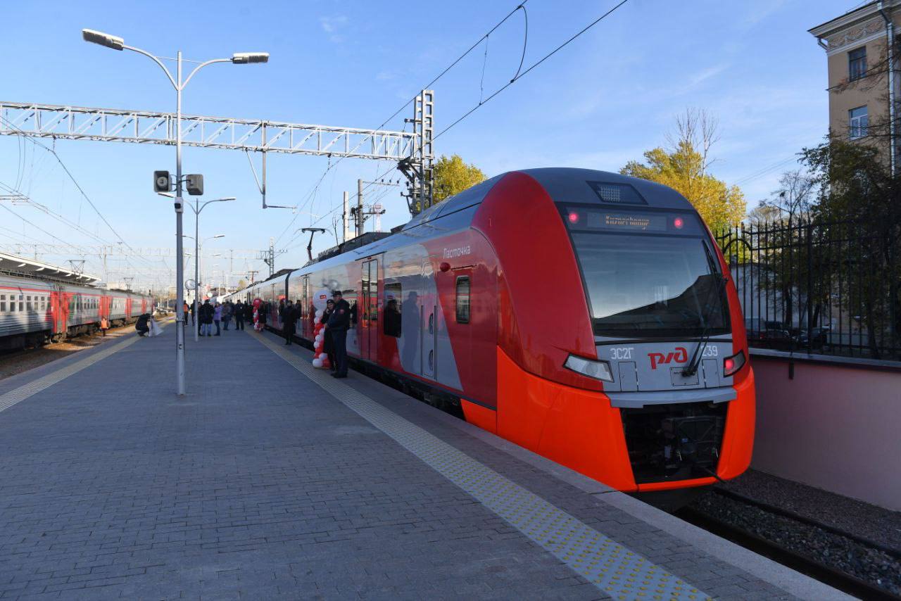 Председатель комитета по транспорту Ленобласти Михаил Присяжнюк прокомментировал вопрос внедрения единого тарифа на железнодорожные перевозки в Ленобласти Мы приветствуем решение о введении единого тарифа на железнодорожные пассажирские перевозки в Санкт Петербурге как логичное решение для локальной густонаселенной городской территории Однако в Ленинградской области возможность введения единого тарифа даже не рассматривается для региона площадью свыше 80 тысяч квадратных километров протяженностью 300 450 км между границами и неоднородной плотностью населения такое решение лишено логики и является утопией Совершенно несопоставимы по затратам и пассажиропотоку например маршруты до Всеволожска и до Лодейного Поля до Гатчины и до Соснового Бора Совершенно ясно что расстояние которое проезжает пассажир закладывается в тариф и стоимость билета Также с этим связаны расходы региона на субсидирование более 90 стоимости проезда льготных категорий жителей ежегодно на эти цели регион направляет порядка 3 млрд рублей при том что общая численность населения в области 2 млн человек По информации коллег из Санкт Петербурга они планируют направить на компенсацию введения единого тарифа перевозчику 2 2 млрд рублей В случае введения аналогичного тарифа в Ленобласти размер компенсации составил бы астрономическую величину Считаем что в настоящее время в Ленобласти установлены экономически обоснованные тарифы на железнодорожные перевозки и продолжим в полном объеме субсидировать проезд региональных льготников в том числе в Петербурге