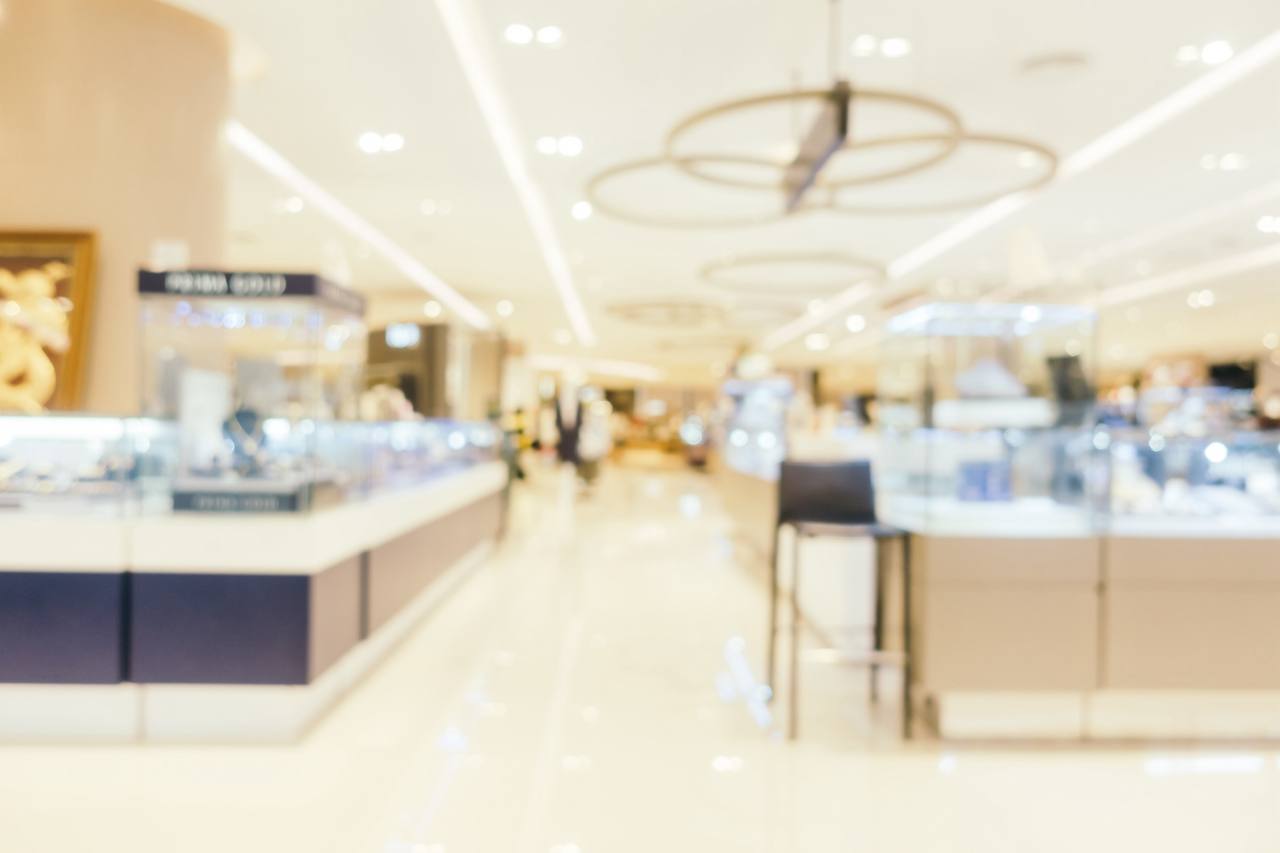 Магазин искусственных бриллиантов откроют в Краснодаре до конца 2025 года Ювелирная сеть 585 Золотой планирует открыть специализированный магазин под брендом Smart Diamonds Компания выделяет направление в отдельную розничную сеть К концу 2025 года доля украшений с искусственными камнями в продажах компании превысит 5 Рост интереса объясняется доступной ценой и идентичностью характеристик с природными камнями