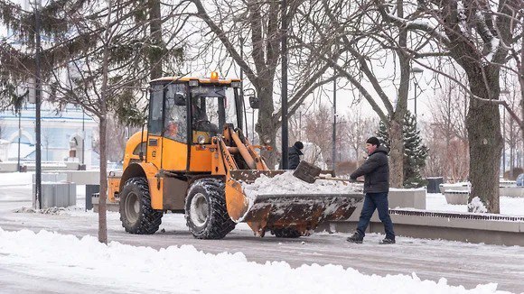 Штаб по уборке снега могут создать в Белгородской области  Белгородский губернатор Вячеслав Гладков на совещании в облправительстве поручил министру ЖКХ Алексею Ботвиньеву создать и возглавить постоянно действующий штаб по уборке снега.  «Выпадение снега не приводит к тому результату, который я жду от муниципалитетов в части уборки. Повезло, что он быстро растаял, но сбои в работе очевидны»,— пояснил решение глава региона.  Фото: Олег Харсеев/Коммерсантъ