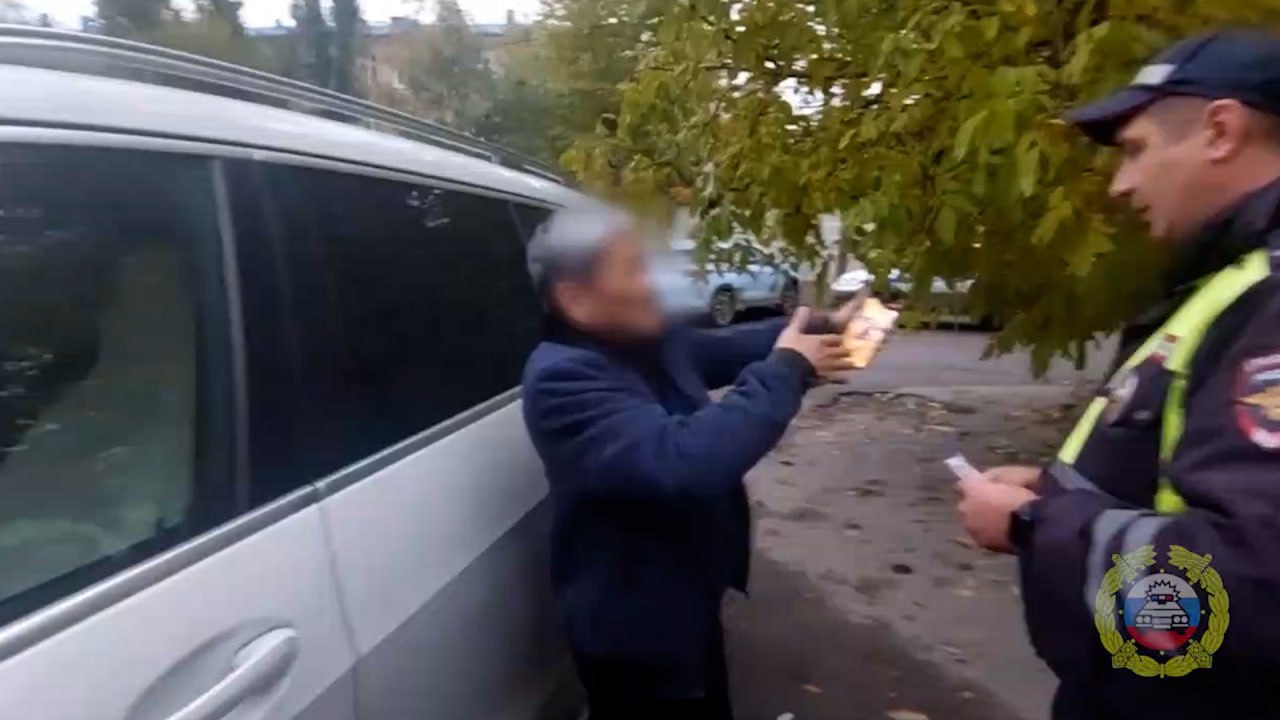 В Волгограде закончили расследовать дело Александра Пака, убившего многодетную мать Напомним, что 22 октября прошлого года мужчина врезался в автомобиль и собирался покинуть место ДТП. Женщина попыталась остановить его, чтобы дождаться сотрудников ГИБДД. По данным следствия, обвиняемый решил убить жертву. Пока она стояла рядом с его автомобилем, держа ручку двери, он умышленно начал скоростное движение. Многодетная мать упала на дорогу, и фигурант намеренно переехал ее на своем внедорожнике и покинул место происшествия. Все произошло на глазах у детей пострадавшей. Спустя месяц она скончалась в одной из московских клиник. Полиция задержала Пака по горячим следам. Уголовное дело передадут в суд. ГУ МВД России по Волгоградской области Подписаться