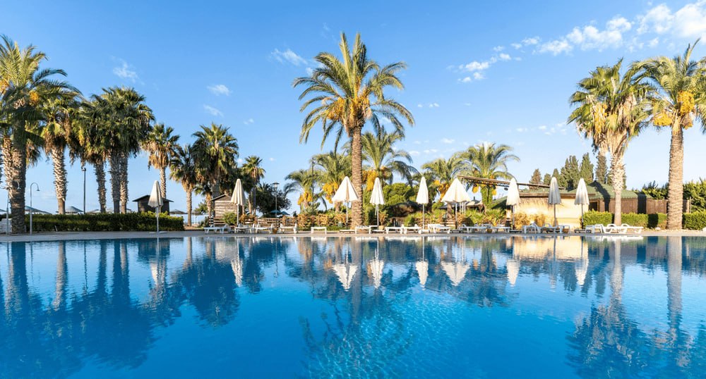 Турция с большим отрывом лидирует в ранних продажах на лето 2026 Турция лидирует у туроператоров среди направлений летнего зарубежного отдыха на нее приходится около половины всех броней  Максимальные скидки по акциям раннего бронирования достигают 50 60 По мере приближения лета каждый месяц они будут снижаться поэтому сейчас цены на летние туры наиболее выгодны Помимо Турции в лидерах ОАЭ Египет Вьетнам Китай Мальдивы и Таиланд а средняя глубина ранних продаж достигает полугода Все подробности в материале RTN rata ru