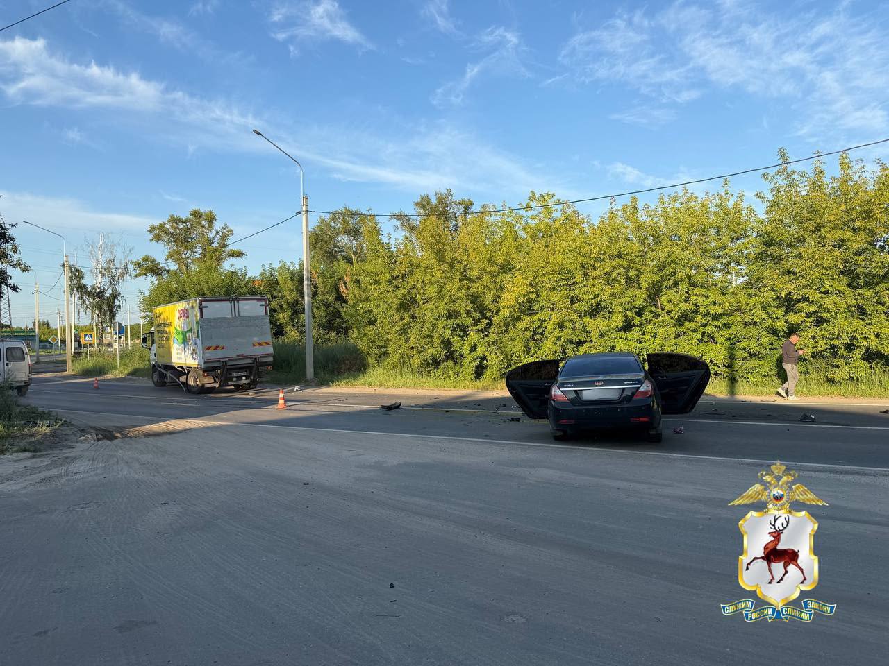В Балахне женщина с двумя детьми пострадали в серьёзной аварии. Все произошла ночью на переулке Нестерова. По предварительным данным, 38-летняя водитель Geely уснула за рулём, выехала на встречную полосу и врезалась в фуру Howo. В результате пострадала сама женщина и двое её детей — 8-летняя девочка и 4-летний мальчик. Мальчика увезли в больницу. Подписаться Прислать новость