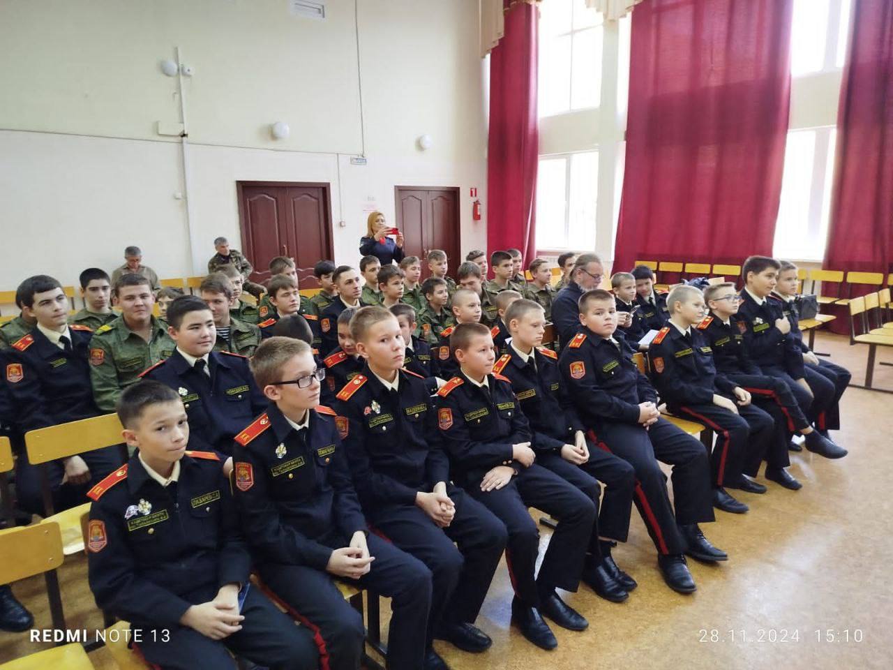 ‍ В Саратове полицейские провели для школьников профилактическое мероприятие #МыПротивНаркомании  В Саратовской кадетской школе-интернате № 2 им. В.В.Талалихина состоялось профилактическое мероприятие «Мы против наркомании», организованное отделом по работе с личным составом Управления МВД России по г. Саратову.  Оперуполномоченный ОНК УМВД России по городу Саратову лейтенант полиции Анастасия Корсакова проинформировала студентов о правовых последствиях участия в незаконном обороте запрещённых веществ.  Полицейский рассказала о том, как молодых людей втягивают в употребление наркотиков, и на что следует обращать внимание при получении предложений о легком и быстром заработке в сети Интернет.   В завершении встречи старший специалист отделения морально-психологического обеспечения ОРЛС УМВД России по г. Саратову лейтенант полиции Виктория Куркина поблагодарила ребят за участие во всероссийском конкурсе «Мои родители работают в полиции» и вручила каждому участнику диплом.