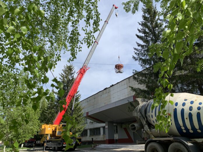 В Нижнем Тагиле начался капитальный ремонт кровли еще одного здания в медгородке Городской больницы № 1 Работы пройдут на территории второго корпуса. На выполнение работ из регионального бюджета было выделено более 12,5 млн рублей. Специалисты уже провели демонтаж инженерно-технических систем, старого покрытия кровли. Подрядчик начал работу по устройству стяжки и восстановлению конструктивных элементов крыши здания. Напомним, что в 2024 году строители капитально отремонтировали 2,6 тыс. квадратных метров кровли семиэтажного корпуса стационара больницы. Общая стоимость работ составила более 19 млн рублей. пресс-служба министерства здравоохранения Свердловской области Подписаться на «ОГ» Прислать новость Поддержать канал