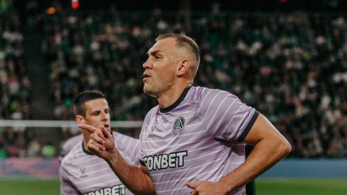 Тольяттинский Акрон устроил огненный камбэк в матче с Сочи Игоря Осинькина Матч 16 тура Российской Премьер лиги изобиловал интригами В качестве главного тренера ФК Сочи в Самару вернулся Игорь Осинькин который в течение 5 лет тренировал Крылья Советов но в рамках элитного дивизиона страны тольяттинский Акрон не побеждал Возможно это и стало стимулом для южан которые открыли счет на 35 ой минуте К слову отличился тоже бывший самарец Антон Зиньковский В перерыве рулевой тольяттинцев Заур Тедеев сделал сразу 3 замены Но отличились вновь гости на 56 ой отличился Сааведра А на 57 ой минуте матча на поле появился Артем Дзюба который пропустил немало времени залечивая травму Ему то и суждено было стать одним из героев матча На 65 ой и 80 ой минуте форвард ассистировал партнерам по команде Пестрякову и Бокоеву А до этого был еще один гол забитый все тем же Пестряковым Итог 3 2 Подопечные Заура Тедеева побеждают в третьем матче РПЛ подряд ФК Акрон ГТРК Самара MAX lВК lОК lСАЙТ