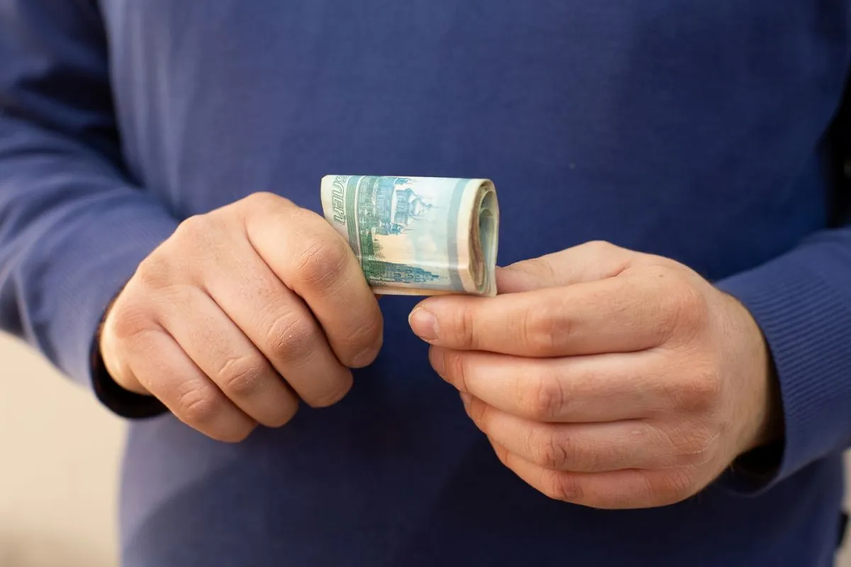 Работникам обанкротившегося калужского предприятия вернули более 2 4 млн рублей долгов по зарплате   kaluganews ru fn 1848282 html В Калужской области трудовая инспекция заставила работодателя погасить долги по зарплате Узнайте сколько денег и кому вернули после проверки   Прислать новость Подписаться   Читайте нас в MAX