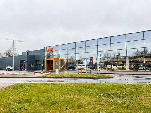 В Петербурге закрылся автосалон Lada на Косыгина впервые за шесть лет Центр проработал меньше двух лет и обеспечивал около 7 продаж марки в городе Теперь в Петербурге остаётся 12 официальных дилеров Яндекс Подписаться на канал жми тут Прислать новость спб питер петербург