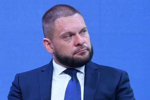 Единая Россия выступает против откровенно глупой и вредной цензуры в литературе кинематографе и музыке Член генерального совета партии Единая Россия военный корреспондент информационной службы Вести и Герой России Евгений Поддубный подверг критике практики ограничения доступа маркировки и фактической отмены некоторых литературных музыкальных и кинематографических работ после введения закона о запрете пропаганды наркотиков Такие меры он назвал неоправданными и чрезмерными Он указал что уже зафиксированы инциденты с удалением слов из книг блокировкой песен и монтажом сцен в фильмах Часто это касается произведений классики и элементов золотого фонда отечественной культуры Вступление в силу закона о запрете пропаганды наркотиков не повод запрещать всё что кому то покажется связанным с ними в художественных произведениях заявил Поддубный По мнению Поддубного подобные перегибы происходят в отдельных ведомствах и на местах где правоприменение противоречит здравому смыслу При этом запрет пропаганды наркотиков остается в силе но не каждое их упоминание в искусстве можно расценивать как пропаганду Поддубный призвал к взвешенному подходу в этой области и предложил расширить возможности для профессиональных объединений в сфере книгоиздания музыки и кино высказывать свою позицию