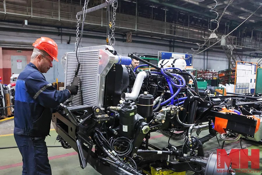 За первый квартал 2025-го темп роста промышленного производства в Минске составил 106,5 %. Обрабатывающая промышленность составляет долю ВРП валовый региональный продукт Минска на уровне 15,6 %, рассказал председатель комитета экономики Мингорисполкома Александр Евсеев: Основу обрабатывающей промышленности составляет машиностроение 27,6 % . Если взять задание на пятилетку по индексу физического объема, который доводился на уровне 109 %, то сейчас уже видим, что выходим на темп 129,5 %. «Минск-Новости» MINSKNEWS.BY Telegram Viber FB VK Inst TikTok YouTube