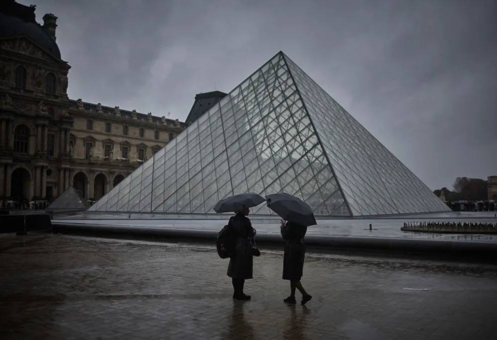 Лувр не открылся сегодня из за забастовки сотрудников news Ограбление 19 октября подсветило трудности самого посещаемого музея в мире Сегодня утром сотрудники вышли на забастовку Сокращение рабочих мест недостаточные инвестиции государства в музей и повышение цен на билеты на 45 с января все то что по мнению сотрудников должно быть пересмотрено ART FLASH