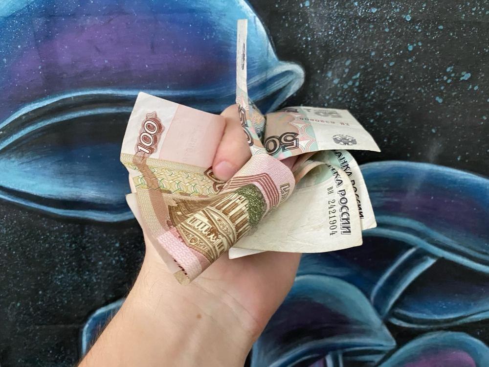 Отчаявшийся устьяк пытался избежать административки при помощи взятки но сел в лужу Региональными следственными органами СКР возбуждено уголовное дело в отношении 36 летнего жителя Устьянского района подозреваемого в совершении преступления предусмотренного ч 3 ст 30 ч 3 ст 291 УК РФ Покушение на дачу взятки должностному лицу за совершение заведомо незаконных действий В сентябре 2025 года гражданин попробовал избежать административной ответственности за пьяную езду при помощи взятки Для этого он нашёл в одном из мессенджеров человека который якобы готов закрыть вопрос за 80 тысяч рублей Переведя деньги мужчина стал ждать Однако время шло и наступил суд где устьяк понял что его развели после чего обратился в полицию Теперь ему грозит ещё и уголовная ответственность Уголовное дело возбуждено на основании материалов представленных ОЭБиПК ОМВД России Устьянский От подозреваемого поступило заявление о явке с повинной Ведется следствие сообщает пресс служба регионального СУ СК