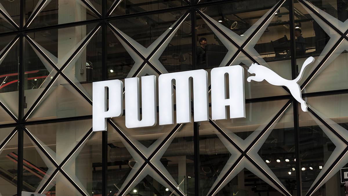 Компания Puma зарегистрировала товарные знаки в России Немецкая компания Puma которая специализируется на производстве спортивной обуви одежды инвентаря и парфюмерии зарегистрировала в России два товарных знака Заявки на регистрацию товарных знаков подали в Роспатент в августе 2024 года из Соединенных Штатов Датой завершения действия товарных знаков в России указано 26 августа 2034 года bisrub