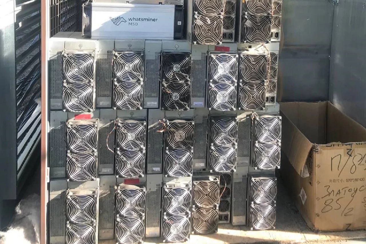 В Челябинской области задержали хозяев майнинговой фермы за мошенничество на 121 млн По версии следствия четверо злоумышленников с ноября 2024 года по апрель 2025 го предоставляли в Уралэнергосбыт заниженные данные о мощности оборудования и объемах потраченной энергии В итоге компании был нанесен ущерб который оценили в 121 млн рублей Аферу вскрыли сотрудники регионального управления ФСБ при содействии службы безопасности ПАО Россети Возбуждено уголовное дело по статье Мошенничество совершенное организованной группой в особо крупном размере Подозреваемым грозит до 10 лет лишения свободы со штрафом до миллиона рублей Фото УФСБ по Челябинской области Подписывайтесь на Вести Южный Урал в MAХ