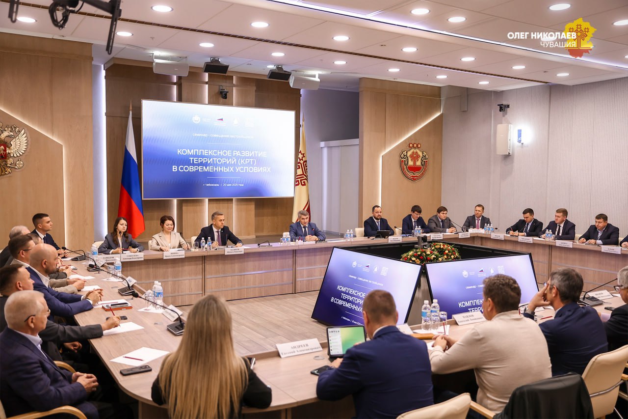 Приветствовал участников семинара-совещания «Комплексное развитие территорий в современных условиях». Вместе с представителями ДОМ.РФ, муниципальных округов и строительных организаций обсудили тенденции в жилищном строительстве, механизмы комплексного развития территорий КРТ , также меры государственной поддержки при реализации такого рода проектов. С этого года по нацпроекту «Инфраструктура для жизни» регионы могут получить финансирование из федерального бюджета для реализации проектов КРТ. В 2026-2027 годах мы можем рассчитывать на 1,8 млрд рублей на строительство дорог, социальных объектов и коммунальных сетей. Однако для успешной реализации этих планов необходимы не только заинтересованность правительства, но и активность застройщиков. Государственная поддержка снижает финансовую нагрузку на строительные компании, при этом накладывает обязательства по вводу определенного объема жилья. Радует, что несколько компаний уже выразили готовность к реализации проектов КРТ. Поручил министерству строительства республики аккумулировать предложения застройщиков и направить заявку на получение финансирования до 1 июля.