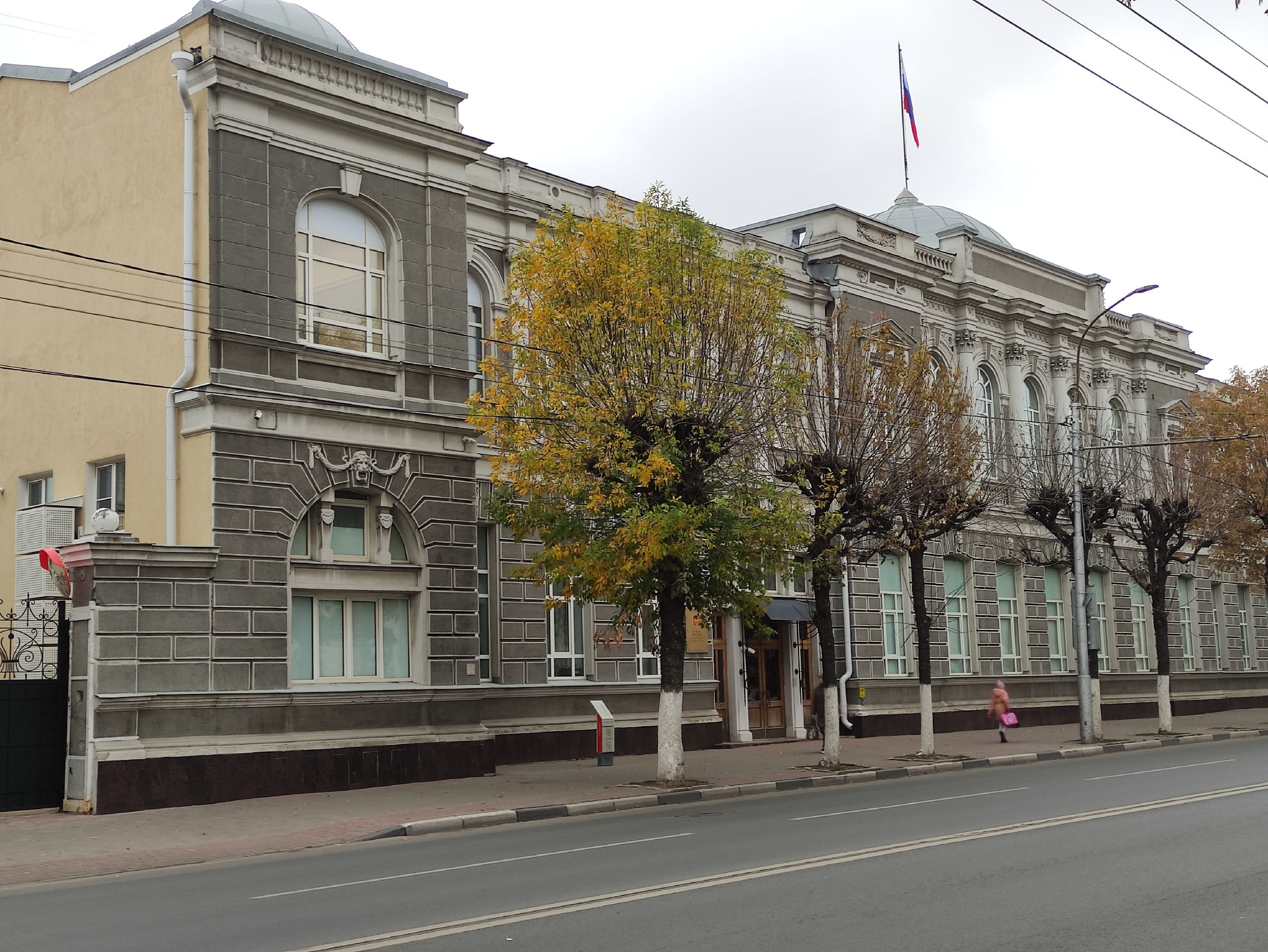 На ремонт здания рязанского правительства потратят еще 40 миллионов рублей На портале госзакупок объявлен электронный аукцион стоимостью 43,2 млн рублей на текущий ремонт дома №30 по улице Ленина в Рязани. Это здание правительства Рязанской области. Здание является объектом культурного наследия регионального значения «Здание банка С.Живаго», 1913-1917 гг.». В документах указано, что запланирован ремонт подвала, первого и второго этажа. Только в 2023 году, как писал Vidsboku, на ремонт этого здания рязанского правительства потратили 80 миллионов рублей.