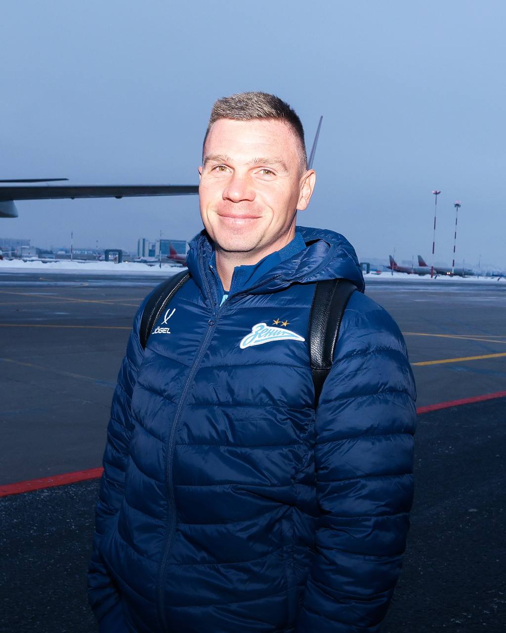 Кирилл Костин вошел в тренерский штаб основного состава Зенита Бывший защитник сине бело голубых приступил к работе в главной команде в качестве тренера по физической подготовке Ранее специалист работал тренером по физической подготовке в Академии клуба в январе 2023 года присоединился к тренерскому штабу Зенита 2 после чего работал в молодежной команде а затем вновь перешел во вторую Вместе с Зенитом 2 в минувшем сезоне завоевал золотые медали группы 2 Второй лиги Б Сине бело голубые поздравляют Кирилла Костина с переходом в основную команду и желают новых побед и титулов вместе с Зенитом