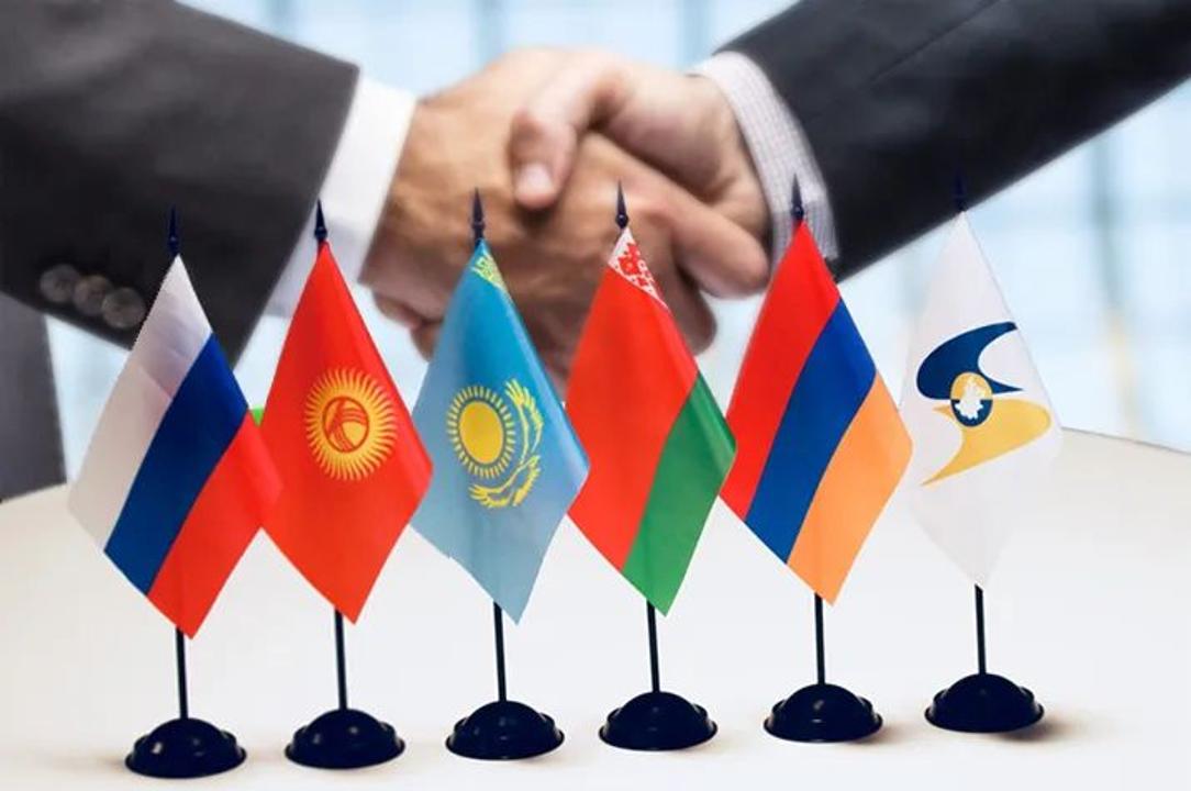 О достижениях и выгодах Казахстана в ЕАЭС рассказали в Минторговли РК Министерство торговли и интеграции Казахстана подвело некие итоги десятилетнего участия страны в Евразийском экономическом союзе и заявляет, что ЕАЭС зарекомендовал себя как одно из самых устойчивых и динамично развивающихся экономических интеграционных объединений в Евразии. Стоит отметить, что ЕАЭС был организован тремя государствами — Казахстаном, Россией и Беларусью — и заработал 1 января 2015 года. Спустя сутки к союзу присоединились Кыргызстан и Армения. Так вот, согласно данным Минторговли Казахстан является связующим звеном между крупными и быстрорастущими рынками, так как находится в центре Евразии и через территори. проходят маршруты, соединяющие Европу и Азиатско-Тихоокеанский регион. Фото: gov.kz /CentralMediaNews