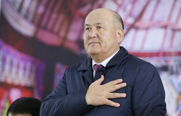 Женишбек Токторбаев освобожден от должности мэра Оша Информацию 24 kg подтвердили в муниципалитете южной столицы Женишбека Токторбаева назначили мэром города Ош 23 января 2025 года Несколько дней назад ему исполнилось 58 лет До назначения являлся депутатом Жогорку Кенеша VII созыва от партии Ата Журт Кыргызстан В начале работы на посту мэра на фоне масштабных демонтажей незаконных объектов и освобождения муниципальных территорий в общественном пространстве за ним закрепился неофициальный ярлык Снос аке В сентябре 2025 года президент объявил ему строгий выговор за ненадлежащее исполнение служебных обязанностей В декабре 2025 года его наградили орденом Достык Республики Узбекистан за вклад в развитие межгосударственного сотрудничества Женишбек Токторбаев одноклассник бывшего главы ГКНБ Камчыбека Ташиева Официально кадровые решения не связывают однако в политических кругах не исключают что совпадение может быть не случайным Информация о новом назначении главы мэрии Оша ожидается 24KG Новости Кыргызстана