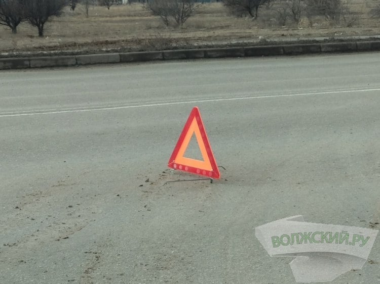 На плохо расчищенных дорогах Волжского произошли несколько серьезных аварий  За минувшие сутки, 23 февраля, в Волжском произошло два ДТП с пострадавшими.  Первая авария случилась около полудня на пересечении улиц Московской и им. Аркадия Гайдара. Как сообщили Волжский.ру в пресс-службе ГУ МВД по региону, на перекрестке столкнулись «Opel Insignia» и «Toyota Rav-4». В результате столкновения травмы получила пассажирка первой иномарки. Женщину доставили в больницу. Еще одно ДТП произошло в девятом часу вечера на улице им. генерала Карбышева. В районе пешеходного перехода у дома № 56а столкнулись «Hyundai Accent» и «Hyundai Solaris».   Подробнее на Волжский.ру: