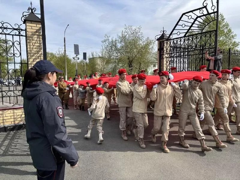 Южноуральцы отмечают Первомай под защитой тысячи полицейских  В Челябинской области правопорядок в Первомай - День весны и труда южноуральцы отмечают проведением культурно-массовых и спортивных мероприятий - обеспечивает тысяча полицейских.  Самые масштабные события происходят в областном центре: эстафета и праздничный концерт  с участием десятков тысяч жителей и гостей города .  «Содействие полицейским в поддержании правопорядка оказывают еще около тысячи человек – коллеги из Росгвардии, участники добровольных народных дружин, представители казачества, общественности и работники частных охранных организаций», - сообщает сегодня, первого мая, пресс-служба ГУ МВД России по Челябинской области.  В региональном полицейском главке подчеркивают: приняты все меры, для того чтобы праздник прошел в комфортных и безопасных условиях.  URALPRESS.RU