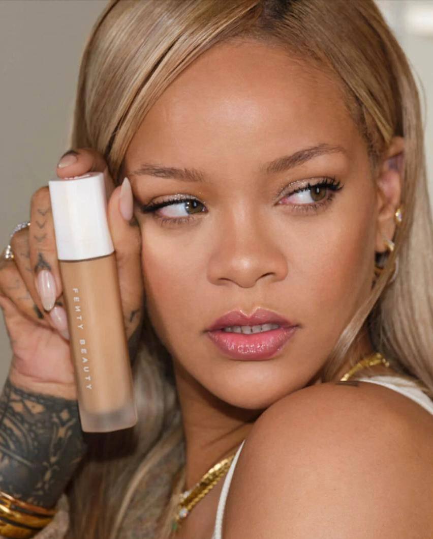 LVMH рассматривает возможность продажи 50 доли в Fenty Beauty LVMH и Рианне принадлежит по половине компании которая является одной из самых успешных среди бьюти брендов от знаменитостей наряду с Rhode Хейли Бибер и Kylie Cosmetics от Кайли Дженнер Французский гигант рассматривает продажу своей доли пишет Reuters со ссылкой на четыре источника В чем причина продажи они не уточняют В 2024 г чистый объем продаж Fenty Beauty составил около 450 млн а стоимость бренда может оцениваться от 1 до 2 млрд Семь лет назад Рианна запустила бренд с целью представить расширенный ассортимент для широкого спектра тонов и типов кожи а слоган компании гласит красота для всех В линейку входят средства для макияжа ухода за кожей волосами и парфюмерия Спектр каналов распространения довольно широкий продукция представлена в Sephora на Amazon Ulta Beauty Kohl s и в других каналах   Цена красоты