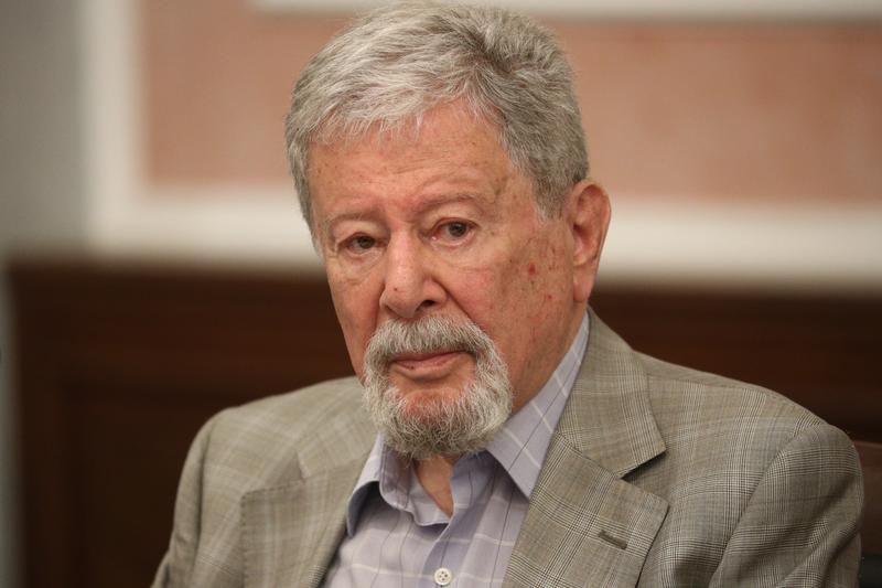 Заслуженный юрист России Генрих Падва умер на 95 м году жизни Об этом сообщил адвокат Максим Пашков У нас в корпорации большое горе Генрих Павлович Падва 20 02 1931 09 02 2026 говорится в его сообщении в телеграм канале Падва родился в Москве в 1931 году Профессиональную деятельность начал в Калининской областной коллегии адвокатов Позже он являлся вице президентом Союза адвокатов СССР а затем Международного союза содружества адвокатов Клиентами Падвы были в том числе экс министр обороны России Анатолий Сердюков актер Владислав Галкин и другие Фото Андрей Любимов РБК РБК в Telegram и MAX