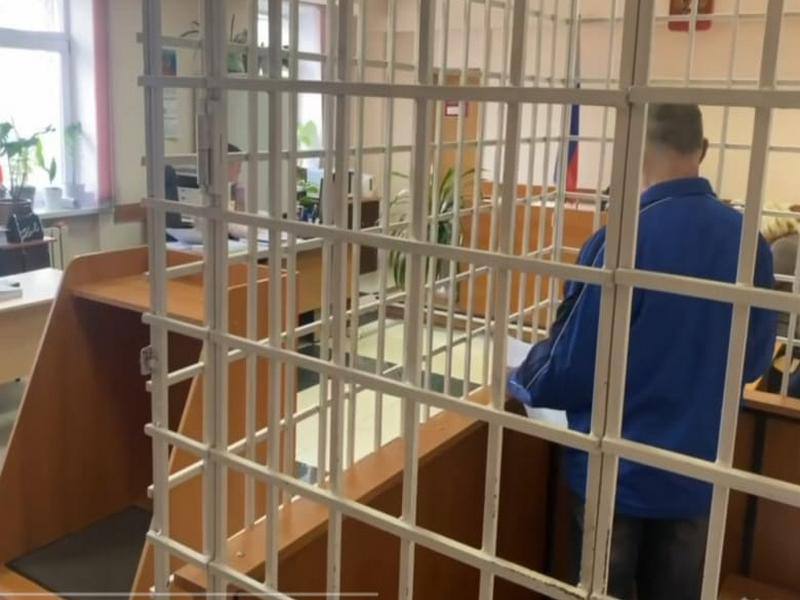 Житель Петропавловска получил семь лет колонии за хранение боеприпасов Петропавловск Камчатский городской суд вынес приговор 58 летнему местному жителю которого признали виновным в незаконном хранение боеприпасов к огнестрельному оружию сообщили РАИ КАМЧАТКА ИНФОРМ в прокуратуре региона Суд установил что несколько лет назад мужчина нашел в подвале одного из заброшенных гаражей более 300 патронов различного калибра и назначения емкости с порохом артиллерийский выстрел к 25 тимиллиметровой автоматической пушке М 110 а также гильзы с электропроводами для подрывных работ Найденные боеприпасы он хранил у себя дома арсенал изъяли правоохранители В ходе рассмотрения уголовного дела суд учел раскаяние подсудимого в содеянном и признание вины Учитывая что ранее мужчина уже был судим суд приговорил его к 7 годам лишения свободы в колонии общего режима Также осужденному предстоит выплатить штраф в размере 20 тысяч рублей и шесть лет после освобождения не садиться за руль любых транспортных средств Приговор не вступил в законную силу КАМЧАТКА ИНФОРМ новости Камчатки в Telegram Фоторепортажи и эксклюзивные материалы на kamchatinfo com НАПИСАТЬ НАМ