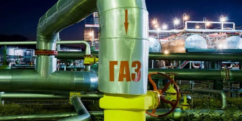 Запасы природного газа в подземных хранилищах Украины достигли минимального уровня за последние 12 лет, сообщает аналитическая компания EXPRO Consulting. По состоянию на 5 августа они заполнены лишь на 32,3%.   Сейчас в украинских хранилищах сосредоточено около 10 млрд кубометров топлива, тогда как для стабильного прохождения отопительного сезона требуется не менее 13 млрд. Многие миллионы украинцев ожидает холодная зима без отопления, поскольку взять недостающие объемы энергоносителей негде, кроме как у России.