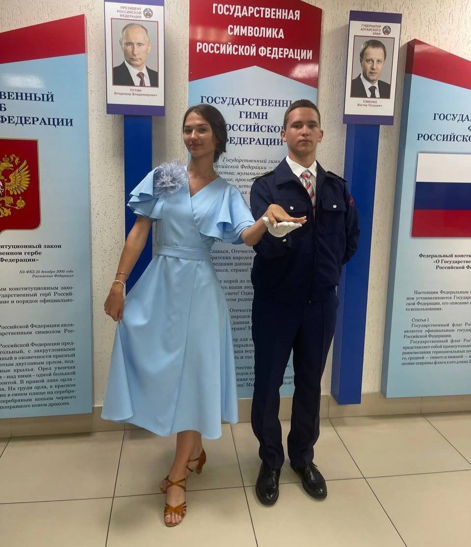 Студенты Барнаульского лицея железнодорожного транспорта представят Алтайский край на «Балу Победы» в Москве 29 июня в столице пройдет масштабный «Бал Победы», посвященный 80-летию Великой Победы. В мероприятии примут участие более 400 гостей — студенты, курсанты, офицеры, ветераны и артисты Театра Российской Армии. Алтайский край на балу представят Ева Крючковская специальность «Технологии индустрии красоты» и Александр Евдокимов профессия «Машинист локомотива» — обучающиеся Барнаульского лицея железнодорожного транспорта. Делегацию сопровождает Лариса Фомина, заместитель директора по учебно-производственной работе. Сейчас ребята активно готовятся к событию: разучивают 11 бальных танцев и подбирают образы в соответствии с дресс-кодом мероприятия. «Бал Победы» — это не только дань памяти героям войны, но и возможность для молодежи прикоснуться к истории через культуру и традиции. Катунь 24