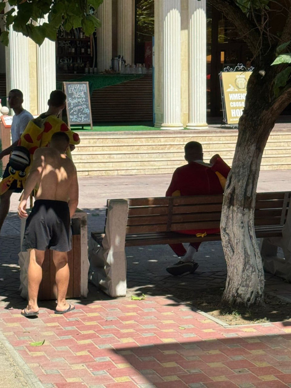 1 2 3 4 5 В Витязево полицейские привлекли к ответственности очередных пляжных аниматоров, оказывавших платные услуги без документов В ходе несения службы, сотрудники отдела полиции села Витязево выявили на набережной Паралия двух молодых людей в ростовых куклах, предоставлявших услуги платной фотографии. В ходе проверки, установлено что молодые люди являются жителями города Абинска и города Луганска. В отношении мужчин полицейские составили протоколы об административных правонарушениях по части 1 статьи 14.1 КоАП РФ «Осуществление предпринимательской деятельности без государственной регистрации в качестве индивидуального предпринимателя». Полиция Анапы Вконтакте Одноклассники Rutube Дзен